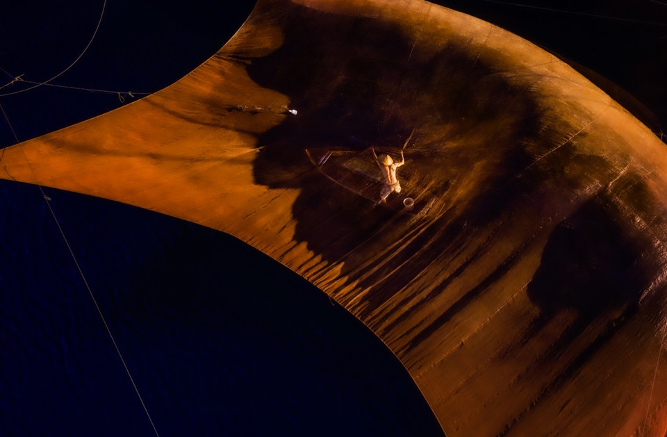 “Pescar en el lago Bien Ho” es otra obra de Nguyen Tan Tuan que describe las actividades de los pescadores. Bien Ho es uno de los lagos formados por volcanes, ubicado en el Altiplanicie Occidental (Tay Nguyen) y dispone en la actualidad de una gran cantidad de especies de peces de agua dulce. (Fuente: vnexpress.net)