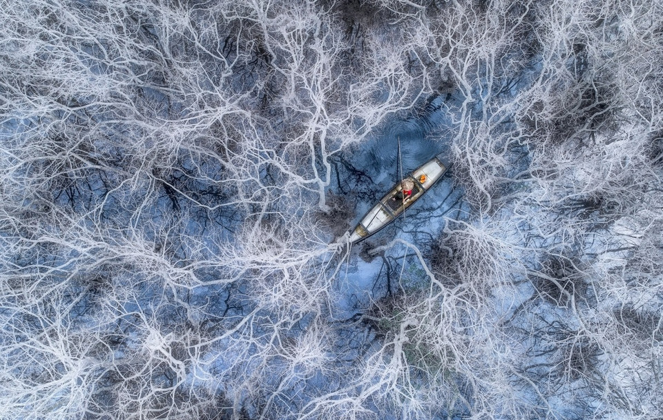 La foto sobre un pescador en la laguna de Tam Giang en la provincia centrovietnamita de Thua Thien-Hue en invierno ganó el primer premio en la categoría de Persona del concurso internacional de fotografías de drones, Drone Photo Awards./. (Fuente: vnexpress.net)
