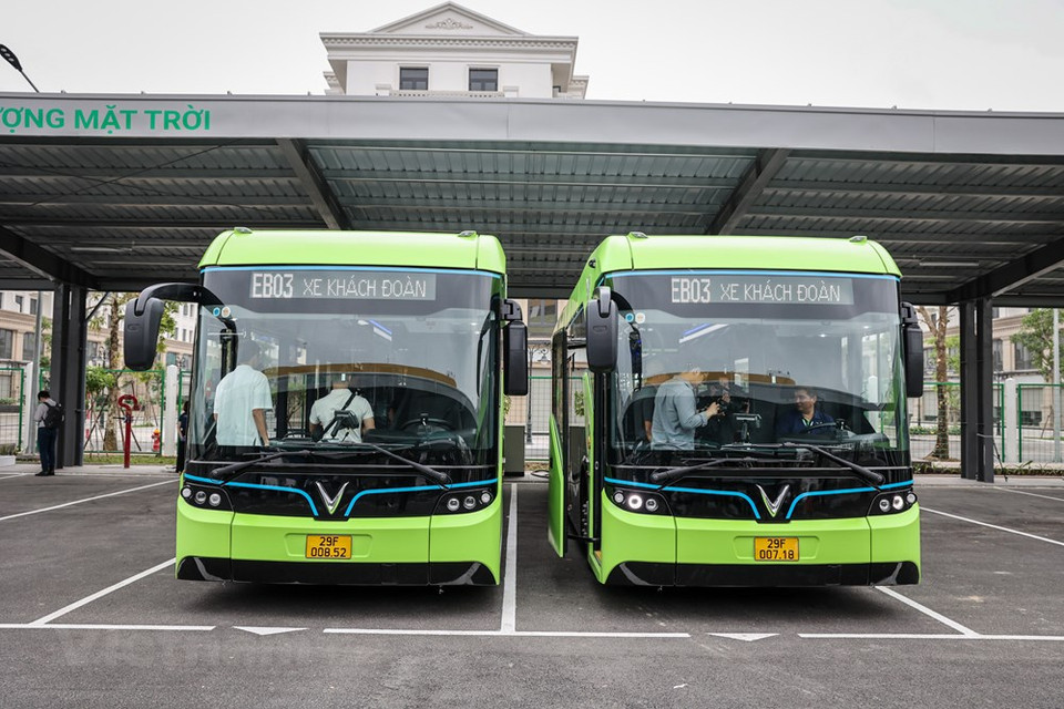 Los autobuses eléctricos VinBus, fabricados y ensamblados por la empresa automotriz vietnamita VinFast, comenzaron a operar oficialmente en área de Vinhomes Ocean Park en Hanoi. Una vez las agencias de administración estatales completen los procedimientos, la entidad planea establecer 15 rutas que conectarán con el sistema de transporte público de Hanoi, Ciudad Ho Chi Minh y la isla de Phu Quoc. A principios de marzo de 2021, el viceprimer ministro Trinh Dinh Dung acordó en principio con el Comité Popular de Hanoi utilizar temporalmente las normas técnicas y económicas y los precios unitarios de los autobuses que utilizan gas natural comprimido (GNC) en la ciudad durante el período piloto del transporte público en buses eléctricos. (Fuente: Vietnam+)