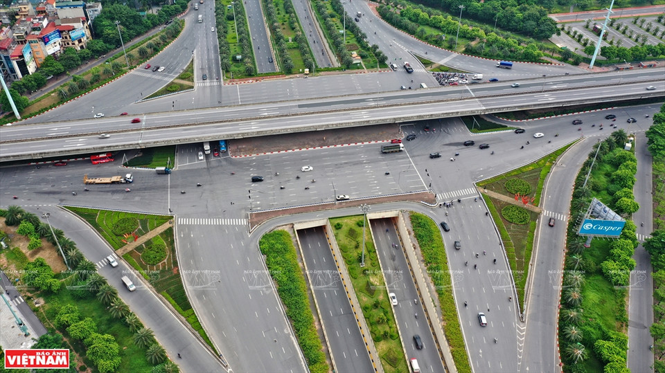 La intersección de tres niveles de la avenida Thang Long cuenta poco tráfico. (Fuente: VNA)