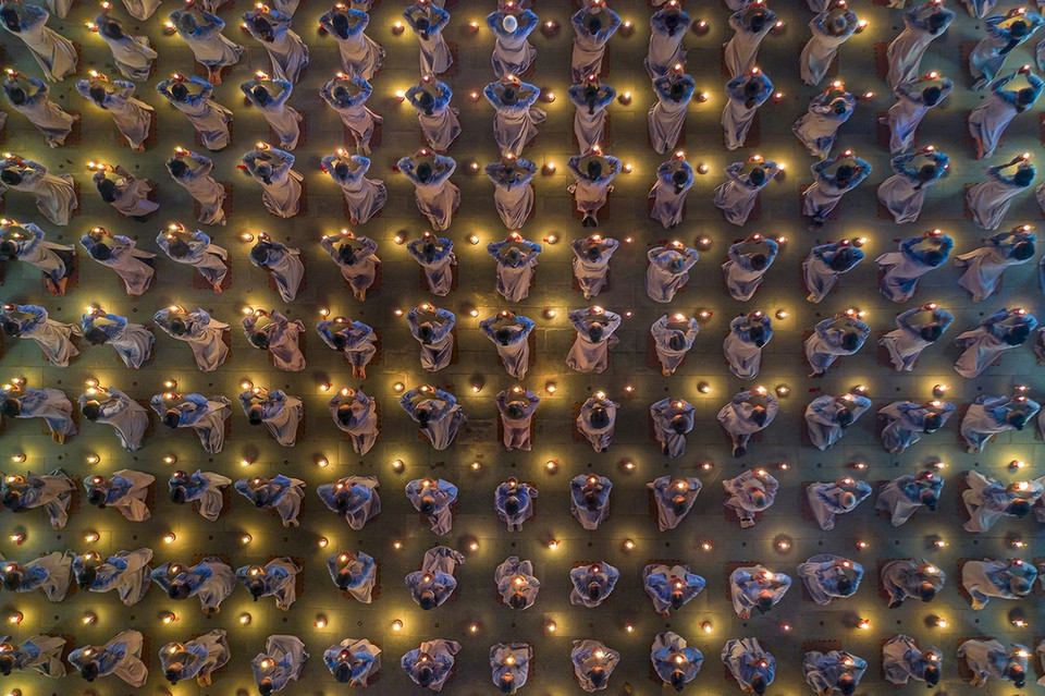La obra “Budistas rezando” de la fotógrafa Khanh Phan refleja el momento del nuevo año en la pagoda Hoang Phap, del distrito de Hoc Mon, en Ciudad Ho Chi Minh. El evento reúne a miles de budistas, quienes rezan bajo la luz de las velas en la víspera del Nuevo Año Lunar. (Fuente: vnexpress.net)