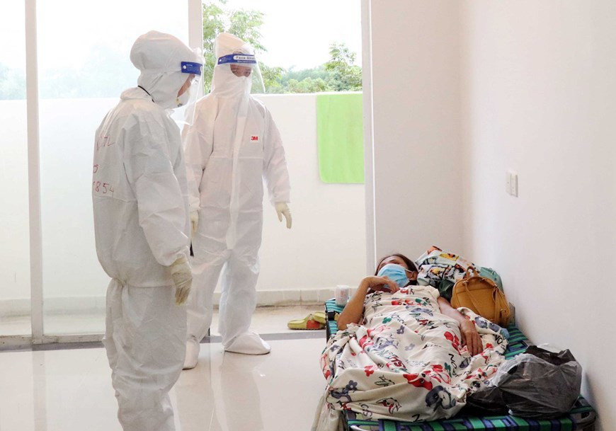 Médicos del hospital de campaña número 3 en la ciudad de Thu Duc atienden a un paciente asintomático de ese mal. (Foto: VNA)