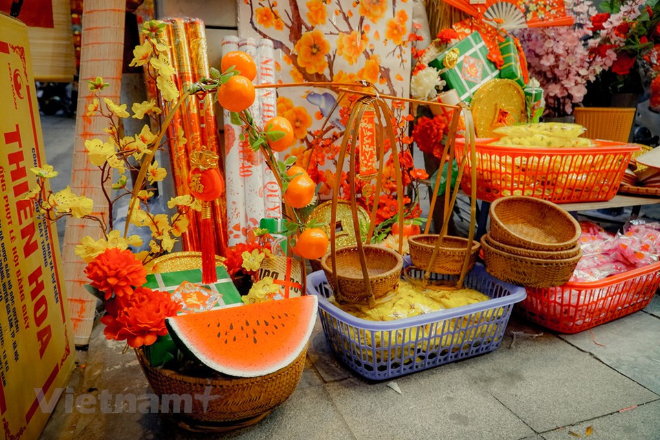 Hanoi tiene un barrio de 36 calles, cada una de las cuales está estrechamente unida a un comercio tradicional que se muestra claramente por su nombre; por ejemplo, la calle de Hang Muoi (sal) vende sal, la de Hang Manh (cortina) vende cortinas de bambú, la de Hang Bac (plata) joyas de plata y la de Hang Ma artesanía tradicional hecha con papel votivo. Al pasear por el casco antiguo o las "36 calles" de Hanoi se puede percibir la belleza, así como los rasgos típicos que deben ser preservados, no solo por las autoridades, sino también por los residentes locales para mantener viva la tradición. (Fuente:Vietnamplus)