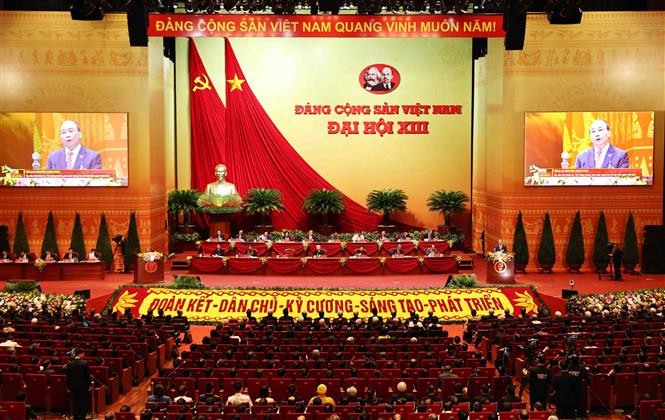 En nombre del Presídium del evento, el primer ministro de Vietnam, Nguyen Xuan Phuc, pronuncia el discurso de inauguración del XIII Congreso Nacional (Fuente: VNA)