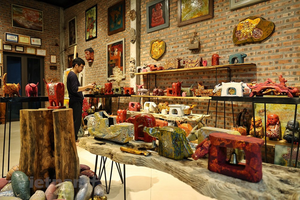 Numerosos productos del artesano Nguyen Tan Phat no solo se utilizan para la exhibición, sino que también tienen usos como arreglos florales y guardar objetos preciosos, por lo cual sus obras cuentan con valores diferentes desde 1,5 millones de dongs (65 dólares) hasta 10 millones (434 dólares). La manada de búfalos de laca del artesano Nguyen Tan Phat será exhibida en las viviendas con cientos años de antigüedad en la aldea Duong Lam, de la comuna de Son Tay, en Hanoi para que los visitantes puedan contemplar las o incluso comprarlas como recuerdos. El mencionado proyecto también pretende conmemorar el aniversario 1010 de Thang Long-Hanoi. (Fuente:Vietnam+)