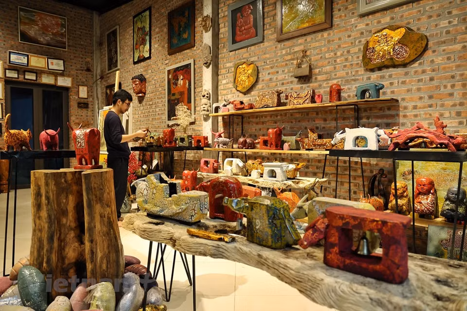 Numerosos productos del artesano Nguyen Tan Phat no solo se utilizan para la exhibición, sino que también tienen usos como arreglos florales y guardar objetos preciosos, por lo cual sus obras cuentan con valores diferentes desde 1,5 millones de dongs (65 dólares) hasta 10 millones (434 dólares). La manada de búfalos de laca del artesano Nguyen Tan Phat será exhibida en las viviendas con cientos años de antigüedad en la aldea Duong Lam, de la comuna de Son Tay, en Hanoi para que los visitantes puedan contemplar las o incluso comprarlas como recuerdos. El mencionado proyecto también pretende conmemorar el aniversario 1010 de Thang Long-Hanoi. (Fuente:Vietnam+)