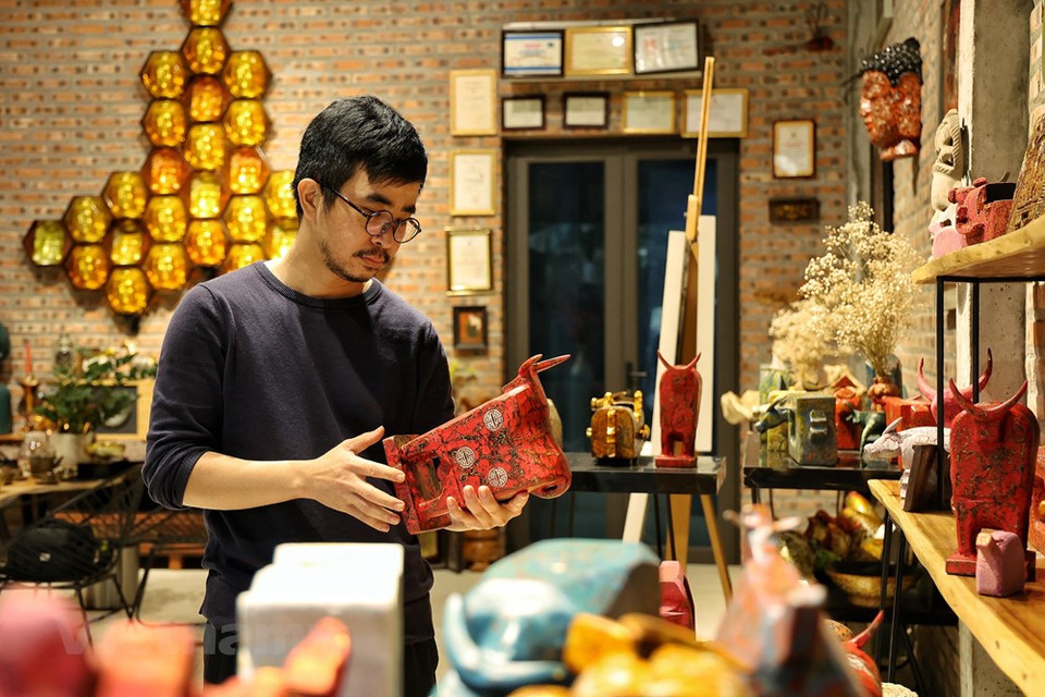 El hecho de establecer una empresa de creación de productos artesanales es una de las formas para que el artesano Nguyen Tan Phat promueva los valores culturales tradicionales de Vietnam no solo en el mercado nacional y sobre todo en las áreas turísticas, sino también en los mercados internacionales como Francia, Italia, España, Estados Unidos y Alemania, entre otros. Normalmente, el taller del artesano Nguyen Tan Phat cuenta con casi una docena de trabajadores que lo apoyan en la elaboración de las artesanías tradicionales. Pero debido a la epidemia del COVID-19, ahora se encuentran solamente dos trabajadores para ayudarlo en sus diferentes labores. (Fuente:Vietnam+)