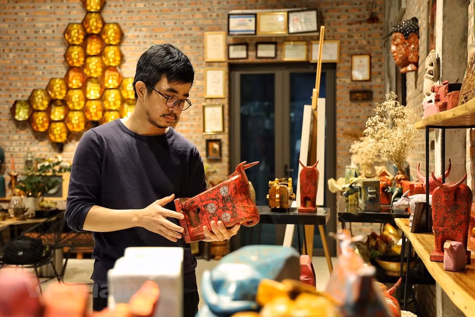 El hecho de establecer una empresa de creación de productos artesanales es una de las formas para que el artesano Nguyen Tan Phat promueva los valores culturales tradicionales de Vietnam no solo en el mercado nacional y sobre todo en las áreas turísticas, sino también en los mercados internacionales como Francia, Italia, España, Estados Unidos y Alemania, entre otros. Normalmente, el taller del artesano Nguyen Tan Phat cuenta con casi una docena de trabajadores que lo apoyan en la elaboración de las artesanías tradicionales. Pero debido a la epidemia del COVID-19, ahora se encuentran solamente dos trabajadores para ayudarlo en sus diferentes labores. (Fuente:Vietnam+)