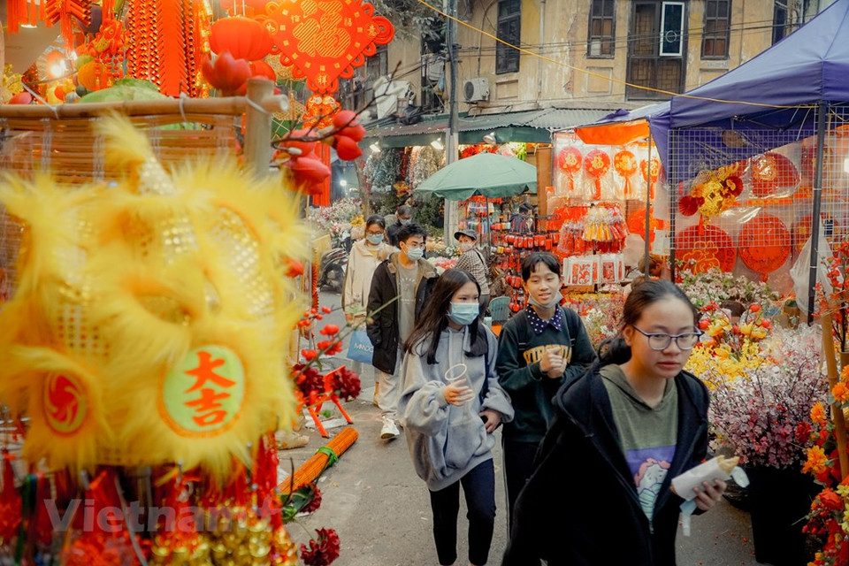 Debido a esta característica única, los hanoyeses suelen pensar en una calle para comprar lo que quieren. Por ejemplo, los lugareños suelen concurrir a la calle de Hang Manh para adquirir cortinas de bambú, a la de Thuoc Bac para comprar hierbas medicinales y a la de Hang Chieu para conseguir alfombras, etc. Algunas calles fueron nombradas después de leyendas o anécdotas singulares, como es el caso de Hang Chao (sopa densa de arroz), que era la calle donde se expendía sopa densa de arroz a los candidatos que llegaban a la capital para asistir a "Thi Hoi" (Examen Nacional) y "Thi Dinh" (Examen de la Corte), o la calle de Trang Tien, cerca del lago Hoan Kiem, donde una vez existió un taller de fundición de monedas de la dinastía Nguyen (siglo XIX). (Fuente:Vietnamplus)