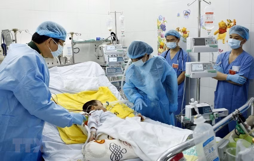 La ministra de Salud, Nguyen Thi Kim Tien, visitó al paciente Ly Chuong Binh, oriundo de la provincia de Ha Giang, quien acabó de recibir el trasplante de pulmón de una persona en 2017. Se trata de la primera vez que Vietnam realizó un trasplante de pulmón de donante vivo. (Fuente: VNA)