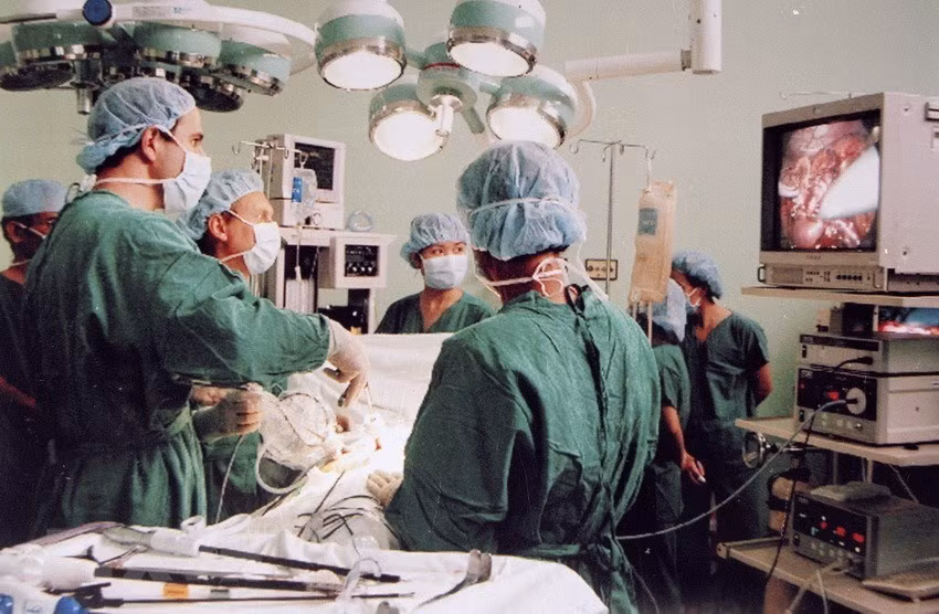 Los doctores belgas y sus homólogos vietnamitas del Hospital Popular 115 en Ciudad Ho Chi Minh realizan la cirugía endoscópica renal de un donante. Se trata del cuarto caso de trasplante de riñón del establecimiento. (Fuente: VNA)
