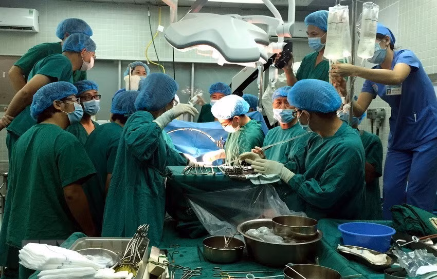 El equipo realiza el trasplante de órganos de donante con muerte cerebral para salvar la vida a dos pacientes, quienes sufrían insuficiencia hepática y cardíaca en etapa terminal en 2015 (Fuente: VNA)