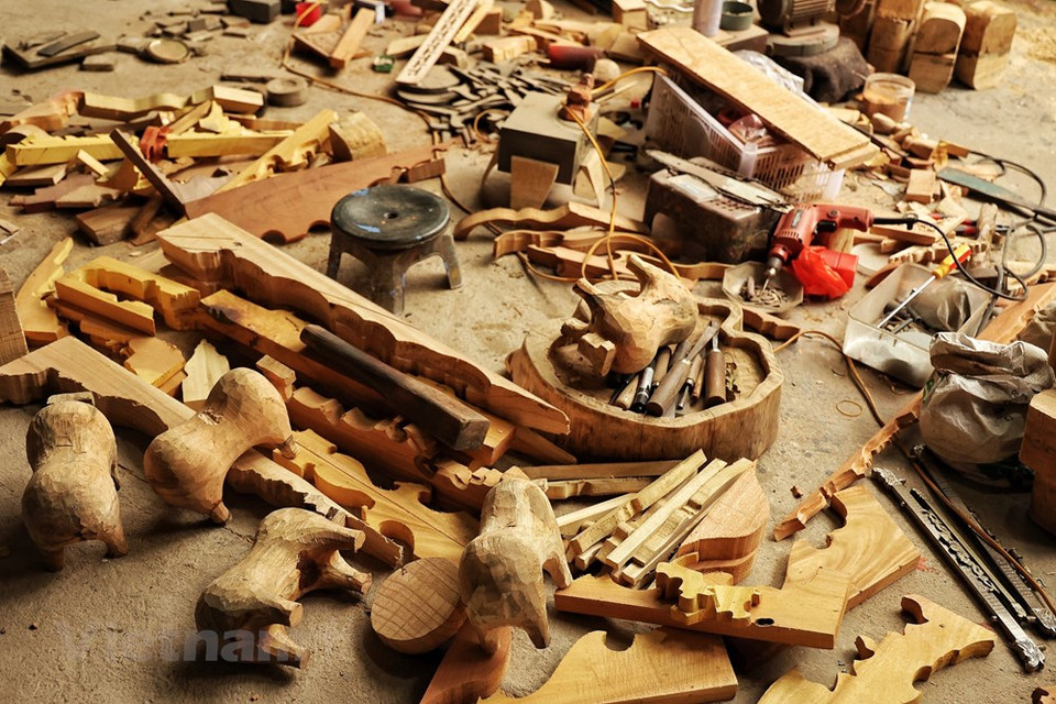 Al visitar el taller de Nguyen Tan Phat, un habitante de la tierra Doai, en la comuna de Son Tay, en Hanoi, que descuella como uno de los mejores artesanos del lugar y ha logrado innovaciones en la aplicación de la cultura folclórica vietnamita a las obras de arte, en el primer día del Tet (Año Nuevo Lunar), se puede ver que todos los trabajos de su proyecto de creación de los 1010 búfalos de laca todavía se encuentran en su proceso. Numerosas piezas de madera, taladros, sierras y cinceles, entre otras herramientas, se ven sin organizar. Sin embargo, en medio de todas ellas asoman las formas de algunas obras de búfalos. (Fuente:Vietnam+)
