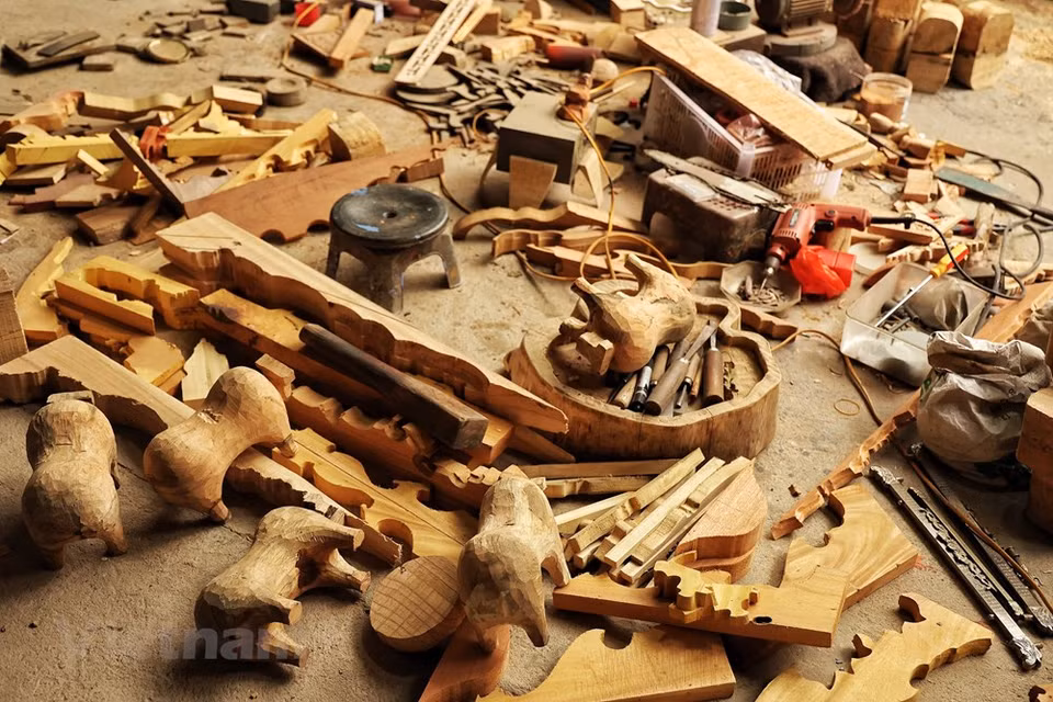 Al visitar el taller de Nguyen Tan Phat, un habitante de la tierra Doai, en la comuna de Son Tay, en Hanoi, que descuella como uno de los mejores artesanos del lugar y ha logrado innovaciones en la aplicación de la cultura folclórica vietnamita a las obras de arte, en el primer día del Tet (Año Nuevo Lunar), se puede ver que todos los trabajos de su proyecto de creación de los 1010 búfalos de laca todavía se encuentran en su proceso. Numerosas piezas de madera, taladros, sierras y cinceles, entre otras herramientas, se ven sin organizar. Sin embargo, en medio de todas ellas asoman las formas de algunas obras de búfalos. (Fuente:Vietnam+)