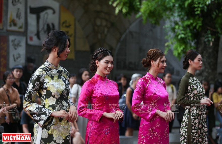 Diseño de Ao Dai, túnica tradicional de la mujer vietnamita (Fuente: VNA)