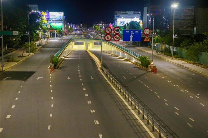 El túnel en la intersección Dien Bien Phu - Nguyen Tri Phuong - Le Do se ve vacío, pero sigue siendo brillante y hermoso. (Fuente: VNA)