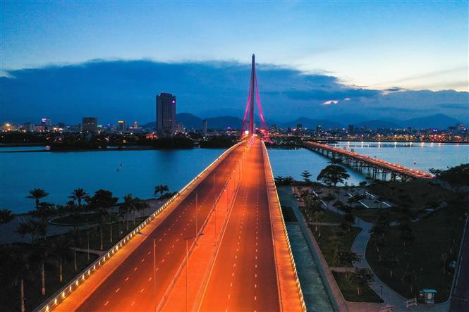 Los puentes Tran Thi Ly y Nguyen Van Troi (a la derecha) siguen siendo iluminados y hermosos en los días del distanciamiento social. (Fuente: VNA)