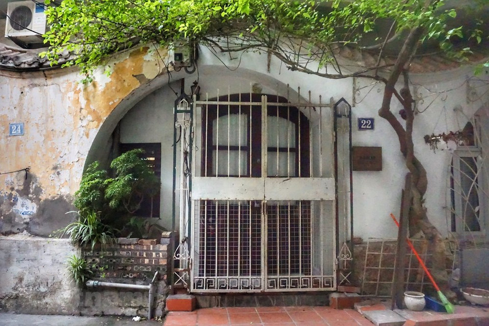 La mansión se encuentra en el número 186 de la calle Ngoc Ha. Aunque se ubica en el centro de la capital, pocas personas la conocen porque con el tiempo, la construcción de viviendas alrededor ensombrece la visión del Palacio. (Fuente: VNA)