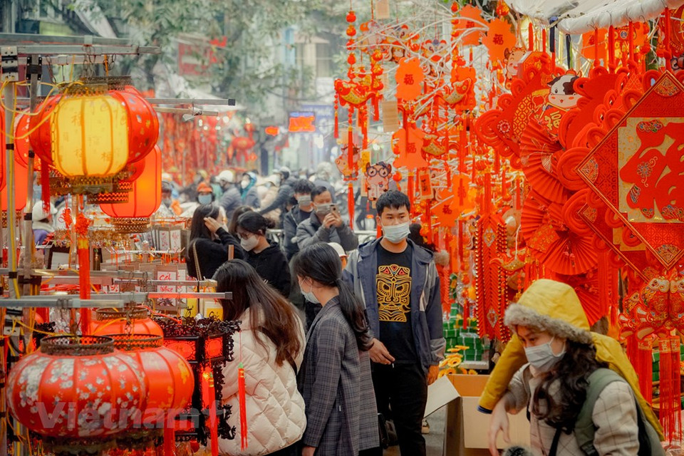 La calle de Hang Ma se ve brillante en los días previos del Tet (Nuevo Año Lunar), gracias a las sobresalientes tonalidades del color rojo, creadas por las linternas, petardos, coplas, sobres e imágenes del Dios de la fortuna, lo que atrae a muchos habitantes de esta capital. El rojo y el amarillo son los dos colores que más destacan, al simbolizar la suerte, la riqueza y la prosperidad en el momento. A lo largo de la mayoría de las arterias antiguas de Hanoi, especialmente la calle de Hang Ma, estos días se vuelven brillantes para dar la bienvenida a un nuevo año lleno de alegría, felicidad, salud y éxitos. (Fuente:Vietnamplus)