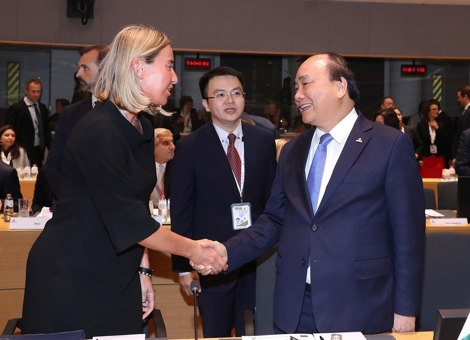 El primer ministro de Vietnam, Nguyen Xuan Phuc, dialogó con la alta comisionada Asuntos Exteriores y Políticas de Seguridad de la Unión Europea, Federica Mogherini, en la apertura del ASEM 12, el 18 de octubre de 2018 en Bruselas. (Foto: VNA)