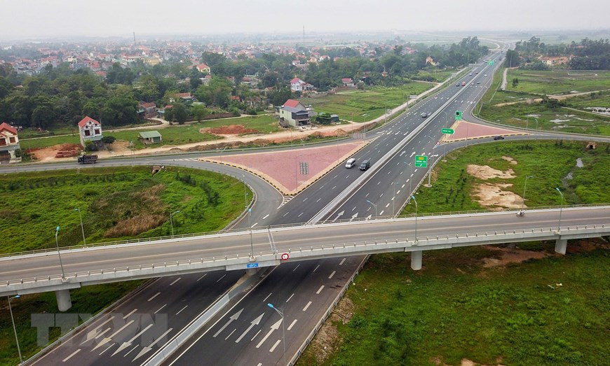 La autopista Hai Phong-Quang Ninh pasa por la intersección de Minh Khai, vista desde arriba. (Foto: VNA)