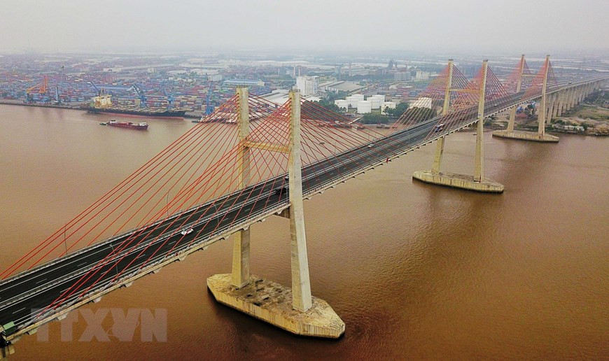 El puente diseñado en forma de tres letras H es el punto que enlaza la conexión de todo el triángulo de desarrollo: Hanoi-Hai Phong-Ha Long. (Foto: VNA)