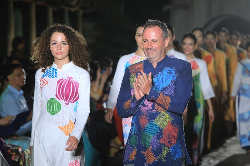 Modelos extranjeros con el Ao Dai muestran variantes modernizadas del traje tradicional del país indochino (Fuente: VNA)