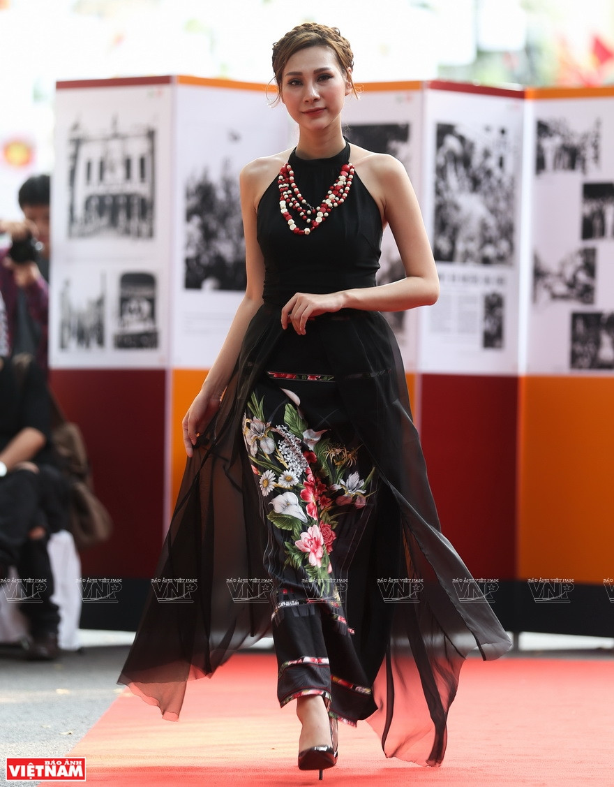 Diseño de Ao Dai, túnica tradicional de la mujer vietnamita (Fuente: VNA)
