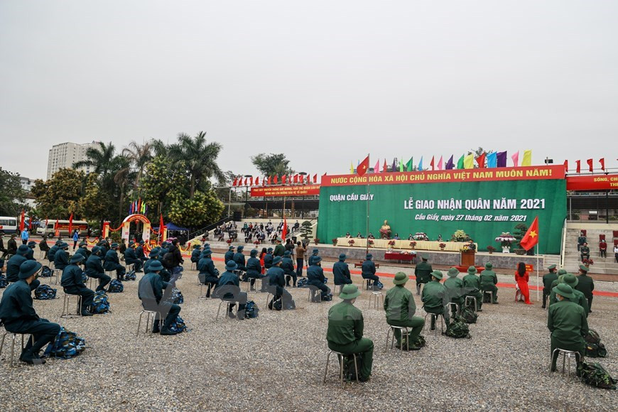 En la mañana del 27 de febrero de 2021, los distritos de la ciudad vietnamita de Hanoi celebran la ceremonia de recepción de nuevos oficiales y soldados para el servicio militar obligatorio del país. Además de la capital, otras 20 provincias y ciudades de toda la nación indochina, desde el norte hacia el altiplano central, organizarán también la entrega de tropas, incluidas Lang Son, Cao Bang, Bac Giang, Bac Kan, Bac Ninh, Thai Nguyen, Thanh Hoa, Quang Binh, Thua Thien-Hue, ciudad de Da Nang, Quang Nam, Quang Ngai, Binh Dinh, Phu Yen, Khanh Hoa, Ninh Thuan, Kon Tum, Gia Lai, Dak Lak, Dak Nong. (Foto: Vietnam+)