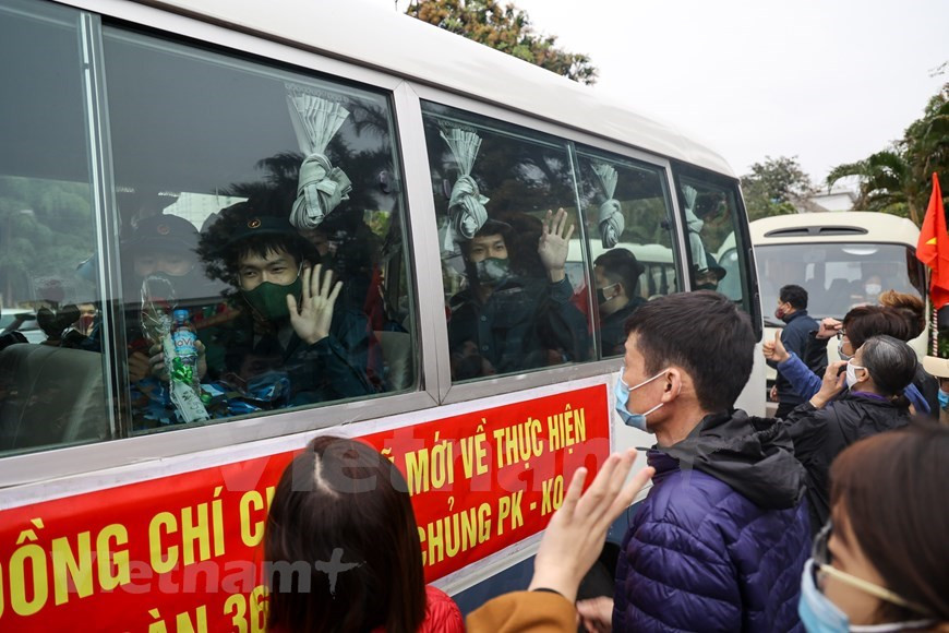 Al realizar el servicio militar, los jóvenes serán plenamente conscientes de sus responsabilidades y obligaciones con el país. Todos ellos tienen igualmente la misión de proteger a la Patria, en términos de seguridad y defensa nacional. Además, es tanto un deber sagrado como un derecho noble para ellos. En el ambiente militar, bajo cualquier condición o circunstancia, deben cumplir estrictamente la ley del estado y la disciplina del ejército, mientras se unen para superar todas las dificultades y completar con éxito todas las tareas asignadas. Estos jóvenes son un honor para su familia y también un motivo de satisfacción para su localidad de origen. (Foto: Vietnam+)