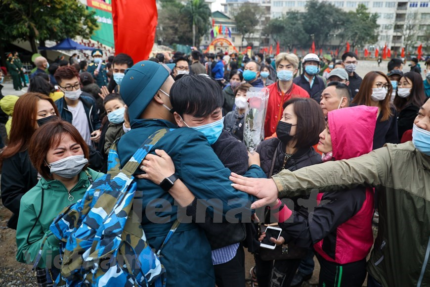 Los soldados de Hanoi se despidieron mientras sienten el apego a sus seres queridos antes de irse. En toda la ciudad de Hanoi, la cantidad establecida de reclutamiento y convocatoria de ciudadanos para el servicio militar es de cuatro mil 554 personas, de las cuales el ejército ocupa tres mil 500 y la policía cuenta con mil 54 soldados. En el mismo día, más de mil jóvenes de la ciudad central de Da Nang partieron para el servicio militar. Por su parte, la provincia de Kon Tum en las Tierras Altas Centrales también entregó más de 800 nuevas reclutas a las unidades del ejército. (Foto: Vietnam+)