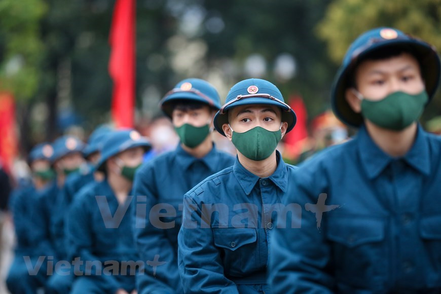 En el año 2021, Hanoi tiene asignada la tarea de reclutar a más de cuatro mil jóvenes al ejército con el fin de realizar el servicio militar y la policía popular. Según el Comando de la capital de Hanoi, para garantizar la prevención y el control de la epidemia de COVID-19, antes de la ceremonia, se organizaron pruebas para todos los jóvenes inscritos. Todas las actividades se realizan bajo estricto control. Además, para animar a los jóvenes a alistarse en el ejército, las localidades prestan especial atención, entregando miles de obsequios con más de 400 libretas de ahorro para los ciudadanos que han sido reclutados para el servicio militar. (Foto: Vietnam+)