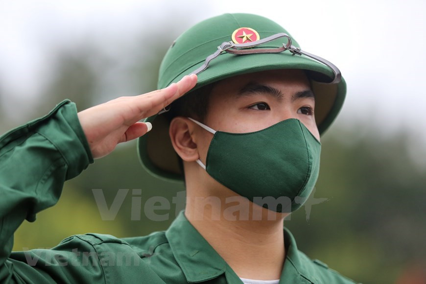 En la foto, un joven en buen estado físico está dispuesto a cumplir el sagrado deber de la Patria durante los próximos 24 meses. El servicio militar es una buena oportunidad para que ellos desarrollen sus habilidades y disciplina en un ámbito estricto como el ejército. En Vietnam, el servicio militar es obligatorio para los hombres de 18 a 25 años de edad, sin embargo, se extiende hasta los 27 años para aquellos que solicitaron un retraso para obtener títulos de educación superior. Desde el año 2016, las fuerzas armadas abrieron las puertas a las mujeres que quieran pasar voluntariamente el servicio militar. (Foto: Vietnam+)