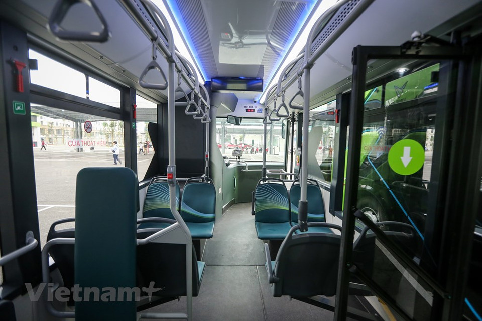 El vehículo también cuenta con todas las condiciones necesarias, sobre todo equipos de protección contra incendios y de emergencia para garantizar la seguridad de los pasajeros. Con un diseño ecológico que realza su color verde, este autobús afirma la dirección de las inversiones y desarrollo de un ecosistema de vehículos de transporte inteligente de la empresa VinFast, utilizando energías verdes y amigables con el medioambiente, lo que ayuda a proteger la salud comunitaria. Además, con un gran espacio en el interior, el autobús eléctrico también ayuda a los pasajeros a limitar el mareo, y funciona completamente con energía eléctrica, por lo que no huele a gasolina como otros transportes públicos. (Fuente: Vietnam+)