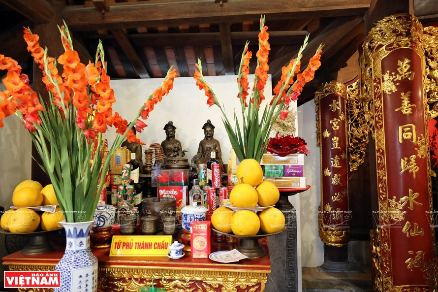 Todas las estatuas y candelabros en el templo están hechos por famosos artesanos de la aldea de fundición de bronce de Ngu Xa, ubicada al lado del lago Truc Bach. (Fuente: VNA)