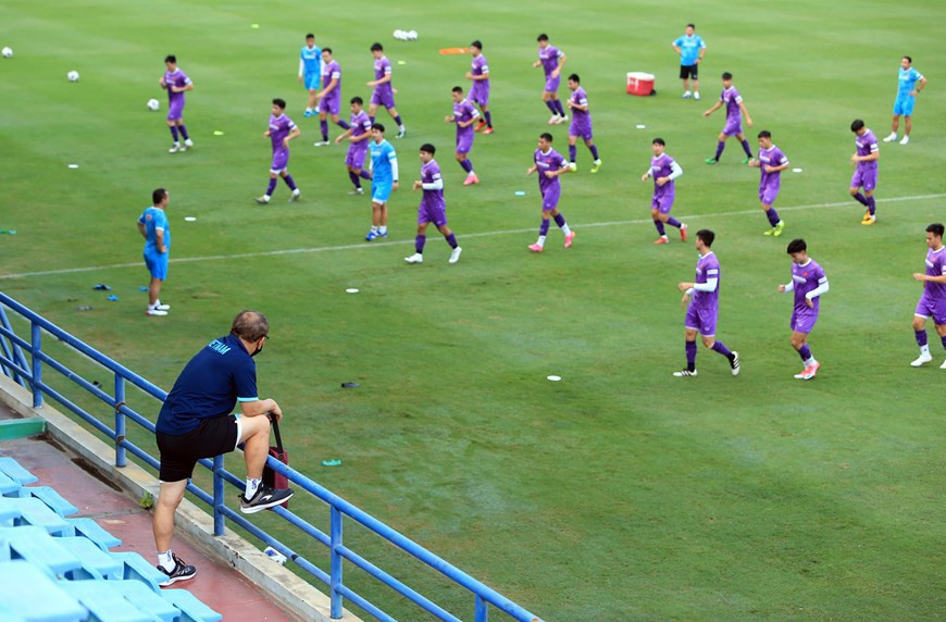 Sin embargo, en el primer día de entrenamiento, el técnico sudcoreano no dirigió directamente a los jugadores en el campo. (Fuente: VFF)