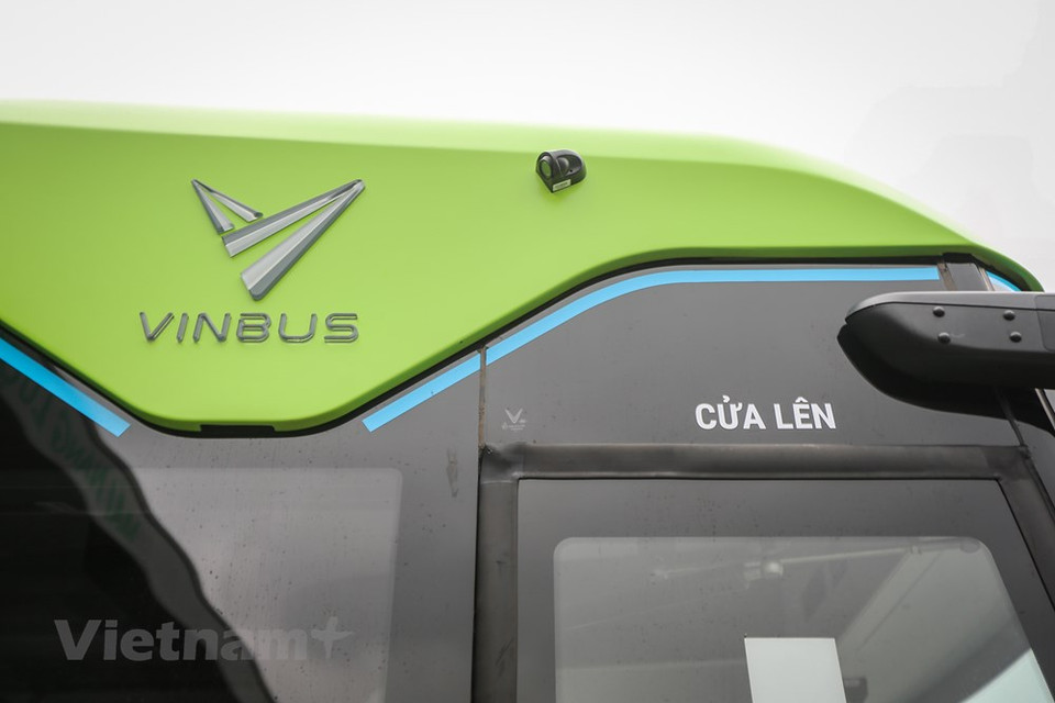 El VinBus es un bus eléctrico inteligente. A finales de 2020, la compañía homónima de servicios de transporte, miembro del Grupo Vingroup, y la empresa Advantech VN firmaron un acuerdo de cooperación estratégica para el desarrollo del sistema de gestión de autobuses inteligentes. Según ese tratado, las dos partes se centran en las soluciones como la cámara de inteligencia artificial para monitorear el comportamiento del tráfico, conexión wifi para los pasajeros, puerto de carga USB, pantalla de infoentretenimiento, dispositivo de monitoreo para el viaje, seguridad a bordo y software especializado en la administración de informaciones de la flota, entre otros aspectos relativos. (Fuente: Vietnam+)