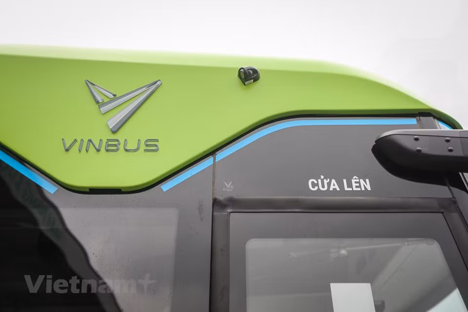 El VinBus es un bus eléctrico inteligente. A finales de 2020, la compañía homónima de servicios de transporte, miembro del Grupo Vingroup, y la empresa Advantech VN firmaron un acuerdo de cooperación estratégica para el desarrollo del sistema de gestión de autobuses inteligentes. Según ese tratado, las dos partes se centran en las soluciones como la cámara de inteligencia artificial para monitorear el comportamiento del tráfico, conexión wifi para los pasajeros, puerto de carga USB, pantalla de infoentretenimiento, dispositivo de monitoreo para el viaje, seguridad a bordo y software especializado en la administración de informaciones de la flota, entre otros aspectos relativos. (Fuente: Vietnam+)