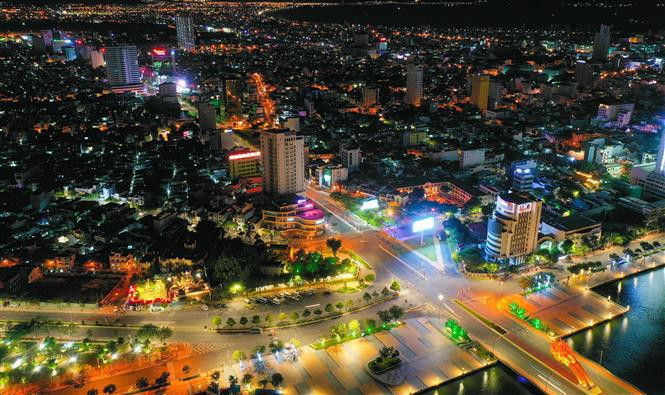 El área central de la ciudad de Da Nang se ve iluminada, mostrando una fuerte vitalidad en medio del distanciamiento social bajo el lema “Quedarse en donde está”. (Fuente: VNA)
