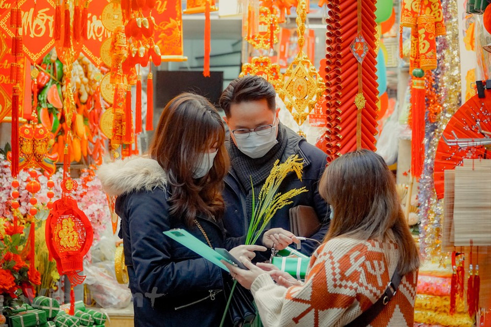 Fieles a la tradición, los pobladores hanoyenses siempre salen a buscar y comprar decoraciones, con el objetivo de adornar su casa y dar la bienvenida al Tet (Nuevo Año Lunar), una de las mayores fiestas nacionales de Vietnam. Una costumbre a tener en cuenta, en ese sentido, es el "Mam Ngu Qua" (bandeja de cinco frutas), el cual simboliza la admiración y el agradecimiento de los vietnamitas hacia el Cielo y la Tierra y sus antepasados, a la par de reflejar su deseo de prosperidad. La bandeja de frutas para el Tet ha trascendido su valor material para convertirse en un símbolo espiritual, un producto nacional original en la vida de los vietnamitas. (Fuente:Vietnamplus)