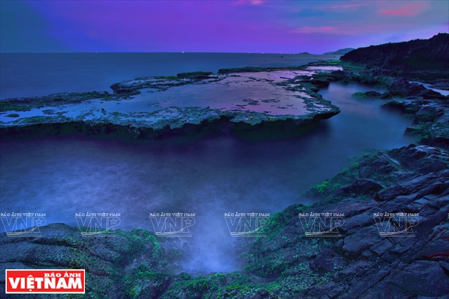 En Hang Rai, en el Parque Nacional Nui Chua, el agua sube y baja con cada maremoto creando una belleza peculiar. Muchos turistas llegan aquí para pescar. (Foto: VNA)