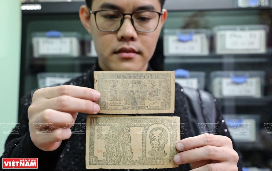 El billete de un vietnamdong en la etapa 1946-1948, primer impreso con la imagen del tío Ho y el billete de 10 vietnamdongs en el año 1948 (Fuente: VNA)