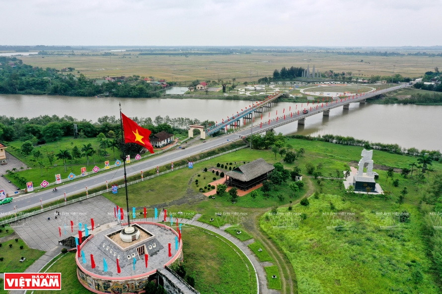 La zona desmilitarizada en el puente Hien Luong (pequeño puente a la izquierda) y el río Ben Hai en el paralelo 17, lugar testimonial del dolor de la separación entre el Sur y el Norte de Vietnam durante la guerra contra los invasores estadounidenses. Hoy día es la Zona de Reliquias Nacional Especial Hien Luong – Ben Hai. (Fuente: VNA)