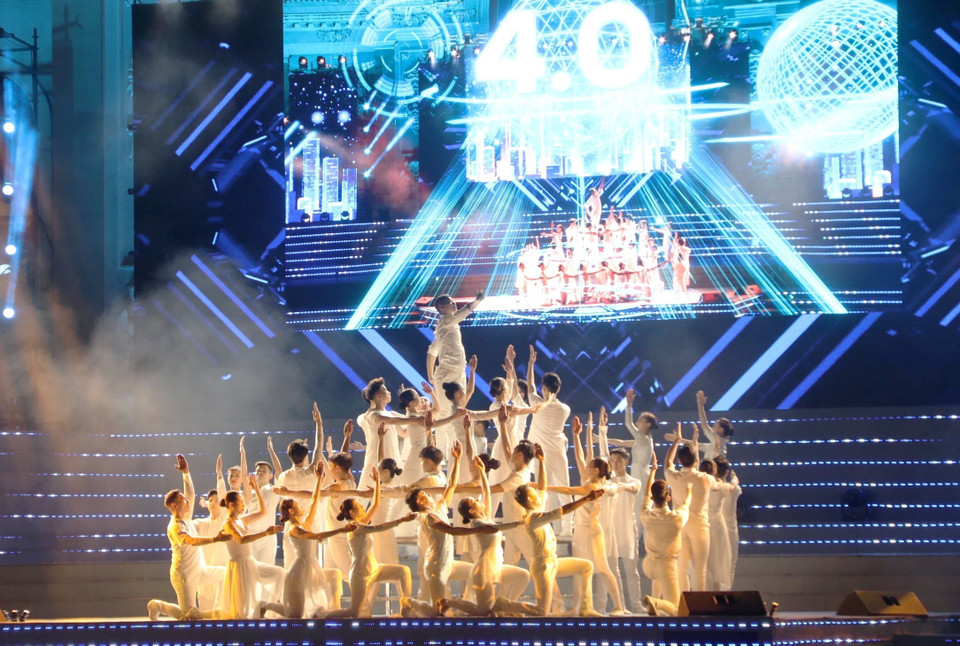 Las canciones en el primer capítulo se centraron en el orgullo del pueblo, la gratitud al presidente Ho Chi Minh, y la confianza en el Partido Comunista de Vietnam desde su fundación hasta hoy y futuro. (Fuente: VNA)