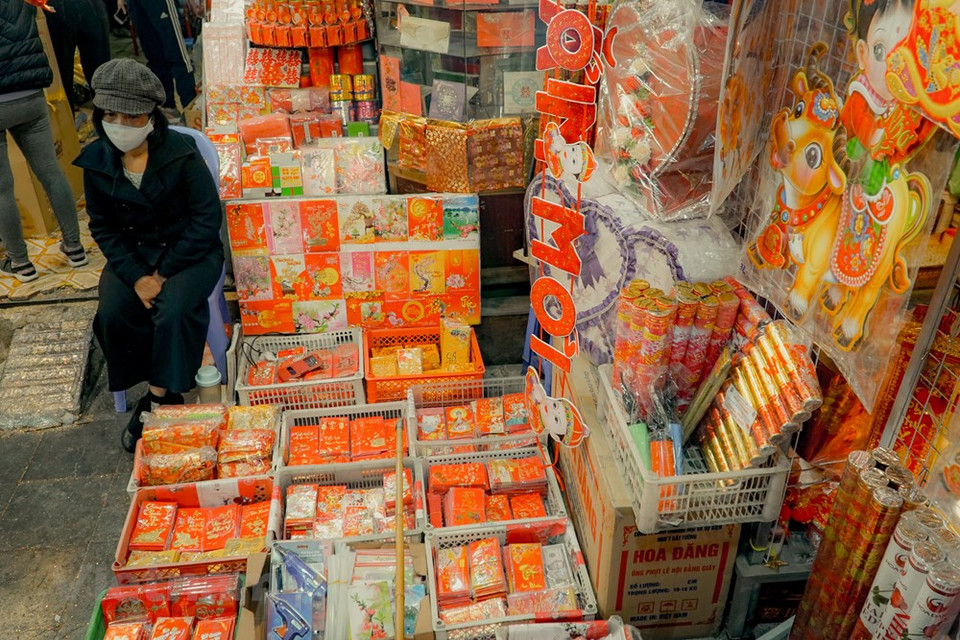 Los sobres rojos, uno de los productos más vendidos, se venden en muchas tiendas en la calle de Hang Ma. Regalar un sobre rojo con dinero durante el Tet (fiesta tradicional por el Año Nuevo Lunar) es una costumbre y una bella expresión cultural de algunos pueblos orientales, entre ellos el vietnamita. Al comenzar el año nuevo, los nietos e hijos visitan a sus abuelos y padres para desearles salud y felicidad. En ese momento, esta dádiva, envuelta en papel rojo, se entrega a los menores de edad para desearles éxito en el estudio o el trabajo y una vida próspera. (Fuente:Vietnamplus)