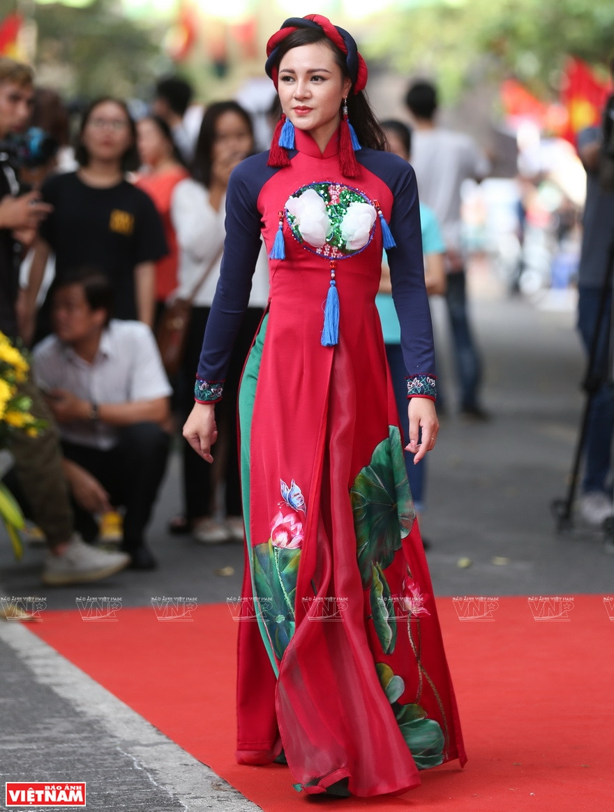 Diseño de Ao Dai, túnica tradicional de la mujer vietnamita (Fuente: VNA)