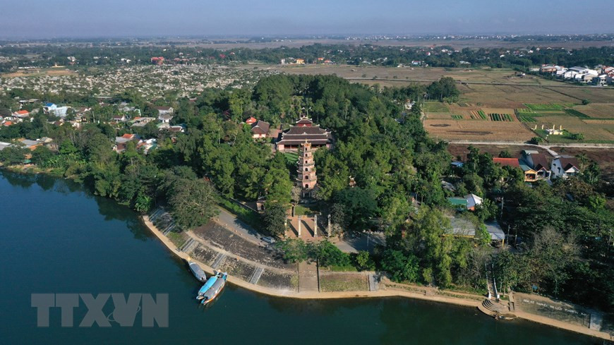 Ubicada en la colina Ha Khe, en la orilla norte del río Huong, a unos 5 km del centro de Hue, Thien Mu es la pagoda más antigua de la ciudad imperial de Hue, de la dinastía Nguyen (1802-1945). (Fuente: VNA)