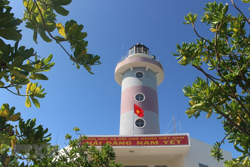 El faro en la isla de Nam Yet, ubicado al sur de la isla, tiene una altura de 24,9 metros y alcance efectivo de 15 millas náuticas. Se puso en funcionamiento en 2013. (Foto: VNA)
