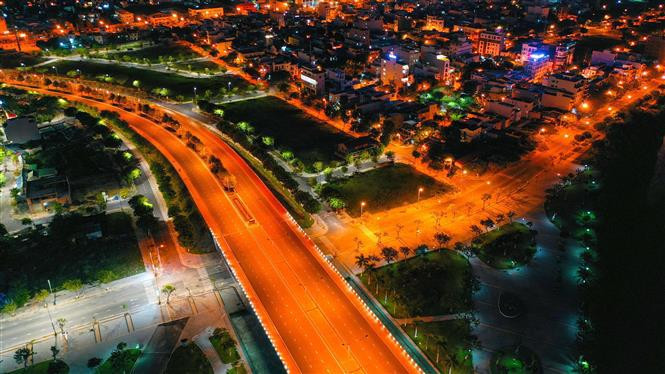 Las calles y zonas residenciales muestran luces brillantes durante la etapa de lucha contra la pandemia. (Fuente: VNA)