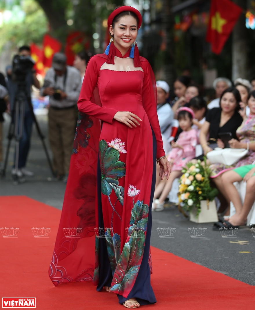Diseño de Ao Dai, túnica tradicional de la mujer vietnamita (Fuente: VNA)